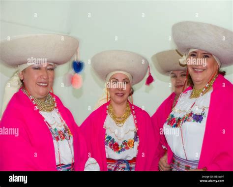 Ecuadorian women in traditional dress Stock Photo - Alamy