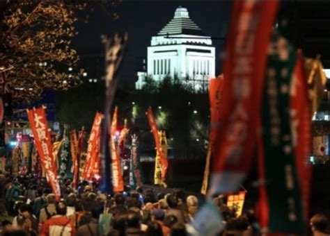 日本民众举行大型集会 反对解禁集体自卫权_新浪新闻