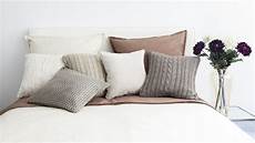 letto con cuscini cojines de pelo propuestas para tu casa westwing letto con cuscini cojines de pelo propuestas para tu casa westwing