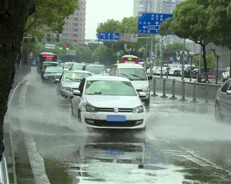 梅雨连绵水坑多，你被“溅身”了吗？-积水,车子,水花,公交站,行人-中国宁波网-新闻中心