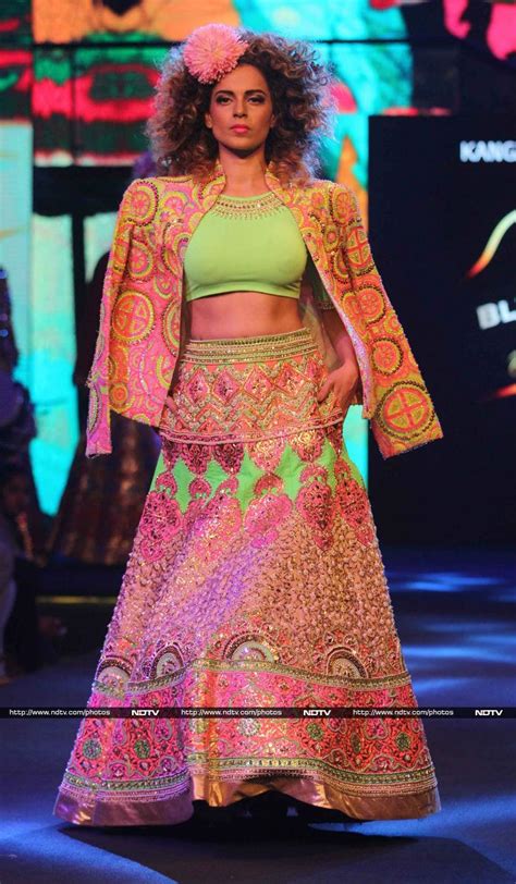Kangana Ranaut Blends Chic And Traditional. Scores: Photos | फैशन शो ...