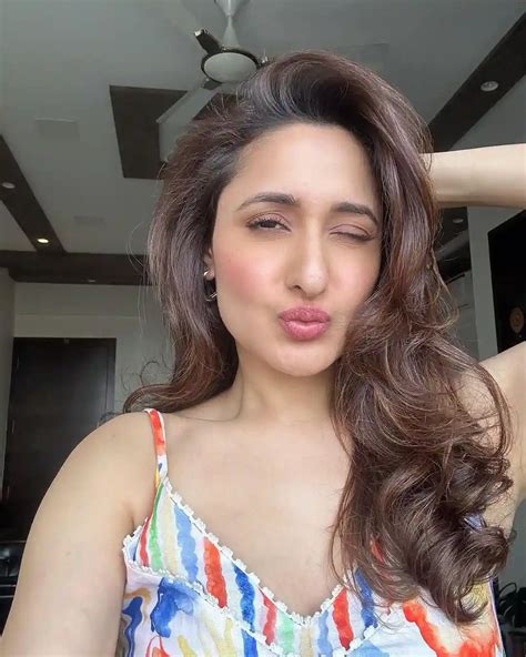 Pragya Jaiswal : ప్రగ్యా జైస్వాల్ పరువాలు ఆరబోత.. | Pragya Jaiswal ...