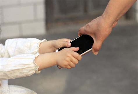 母亲报警带走沉迷手机的女儿：根治孩子的手机瘾，没你想象那么难 - 知乎