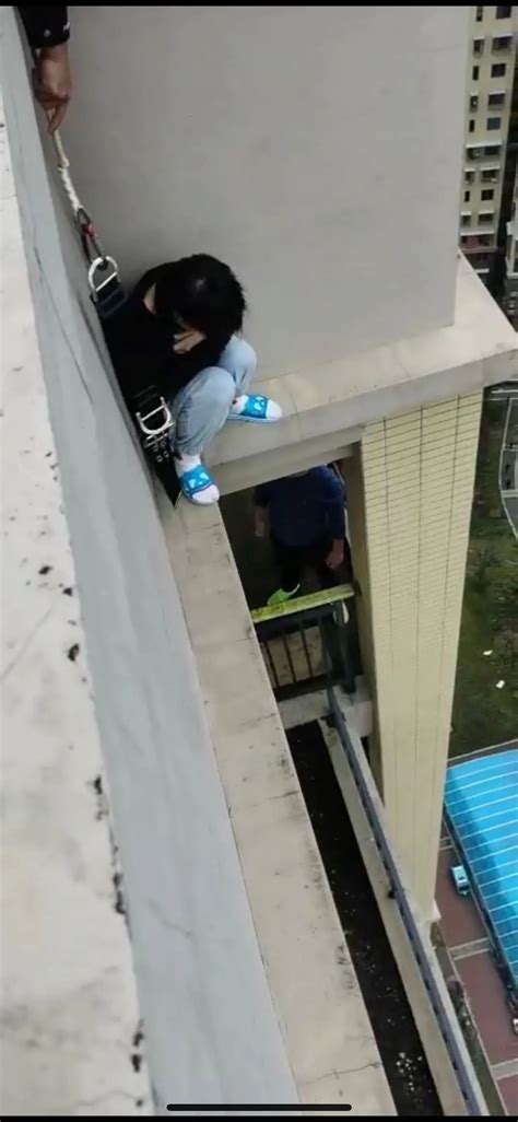 女孩被责骂后翻到29楼墙外 大家用人当绳救她一命！凤凰网湖南_凤凰网