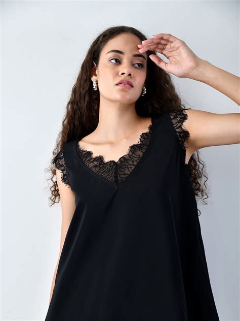 DAPHNE BLACK SATIN & LACE V-NECK TOP – Kelin