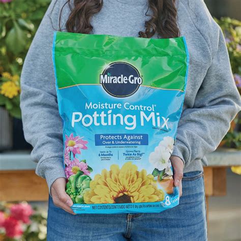 Miracle-Gro Moisture Control 8 Qt. Potting Mix | Do it Best