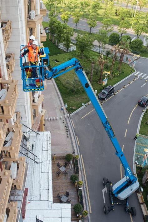 Genie® SX™-105 XC™ Telescopic Boom Lift