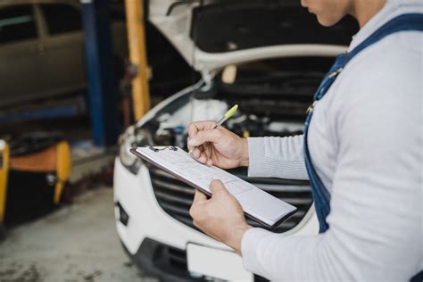 https://solcarvistorias.com.br/wp-content/uploads/2023/05/mao-de-mecanico-de-homem-jovem-que-segura-lista-de-verificacao-de-clipboard-o-carro-ao-conserto-de-centro-de-servico-2048x1367.jpg?utm_source=chatgpt.com