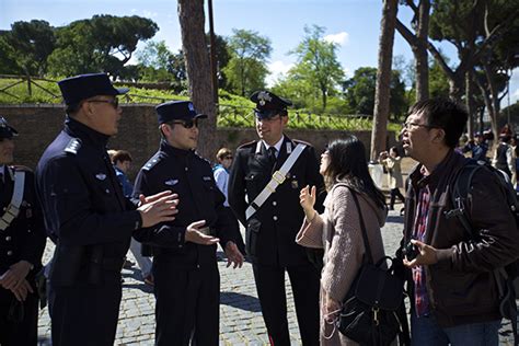 中国首次与欧洲开展警务合作：中国警察在意大利米兰街头巡逻_浦江头条_澎湃新闻-The Paper