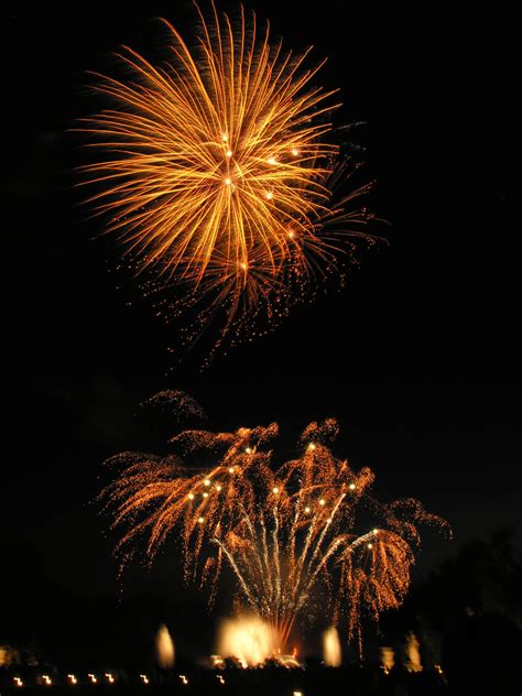 File:Fireworks 4.jpg