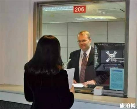 在机场办理登记手续的女生高清图片下载-正版图片501811414-摄图网