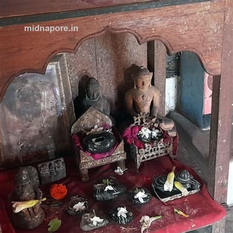 সুপ্রাচীন দারুমূর্তি বিশালাক্ষী ও দিগম্বর জৈনের পুজো একই মন্দিরে ...