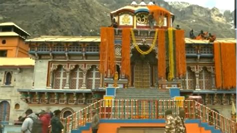 भारी बर्फबारी के बीच खुले बद्रीनाथ धाम के कपाट, जयकारों के बीच नाचने ...