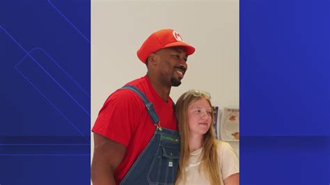 Cleveland Browns star Myles Garrett visits Cleveland Clinic Children's ...