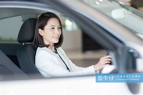 年轻女子在4S店选购汽车-蓝牛仔影像-中国原创广告影像素材