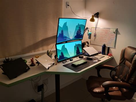 For those with desk setups, which screen you use as your main display ...