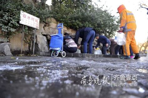 天寒地冻，济南黑虎泉畔市民冰上打水_手机凤凰网