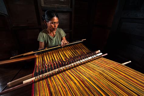 Karen Weaving: Traditional Backstrap Loom Techniques and Designs
