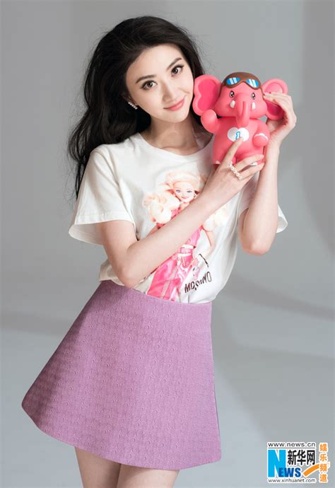 La chanteuse chinoise Zhang Liangying pose pour un magazine