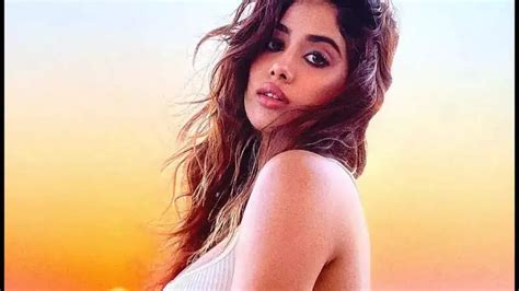 Janhvi Kapoor impresses Netizens with her dance moves on Rekha’s hit ...