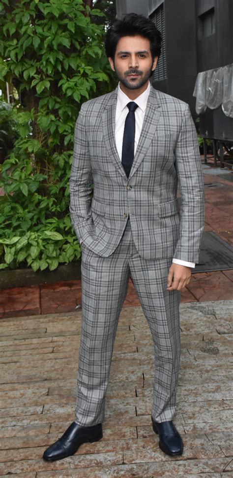 Kartik Aaryan Suits Up In Style For A Talk Show, His Fans Call Him ...
