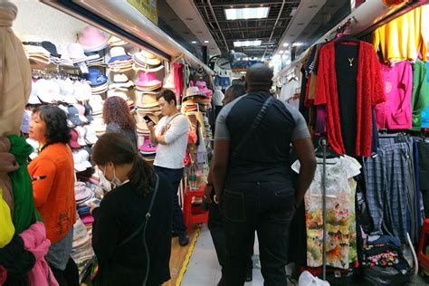 广州著名服装尾货市场，衣服便宜款式多，老外都青睐这地方