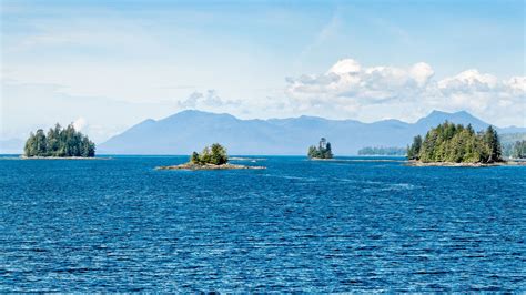 Download wallpaper 2048x1152 sea, island, bushes, mountains ultrawide ...