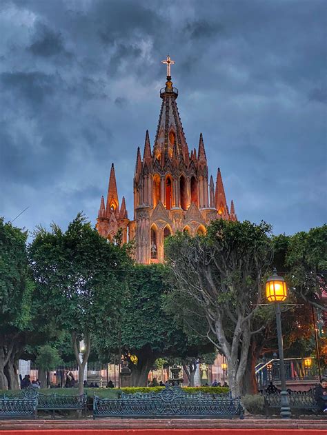 Pretty in Pink: Parroquia San Miguel Arcángel