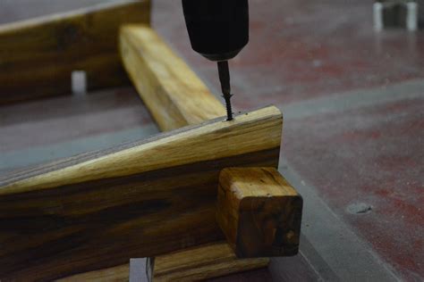 Making a Wooden Table 的图像结果