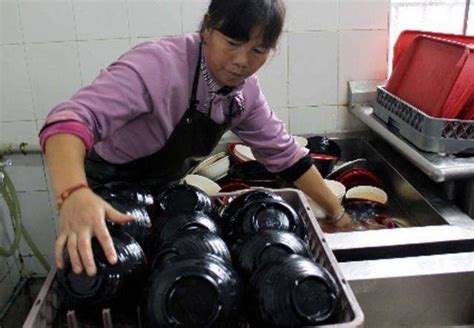 香港洗碗工都一万多工资了，为什么内地人不过去打工呢？