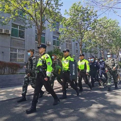 忻州：满街遍布“荧光绿” 点亮百姓安全感_巡特警_巡逻_新机制