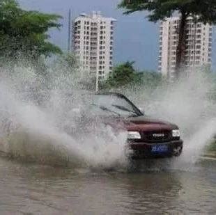 下雨天开车溅人一身水 多地司机被罚