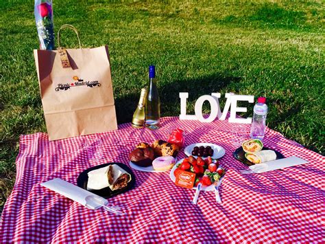 Loving the evening picnic! Loving the evening picnic. Picnic Date Food ...