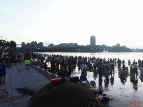四川宜宾上千市民长江边戏水 工作人员劝阻没人听|四川|宜宾-社会资讯-川北在线
