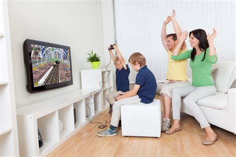 在家玩电子游戏玩得开心的年轻家庭素材-高清图片-摄影照片-寻图免费打包下载