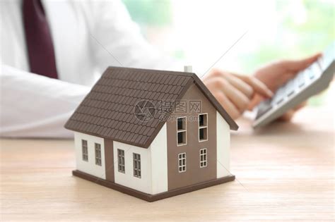 房屋销售代理或卖房者显示带有文本销售的标签房子。高清摄影大图-千库网