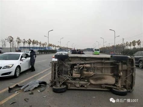 福州闹市区面包车失控撞断护栏，对面小车被撞到面目全非！