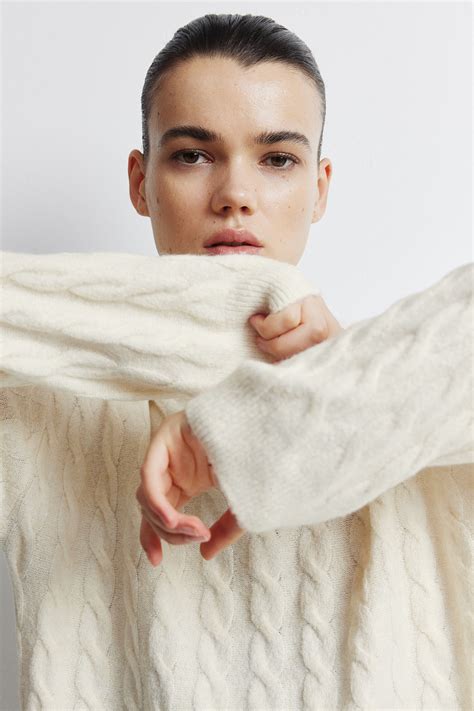 MAMA Cable-Knit Sweater - Cream - Ladies | H&M CA