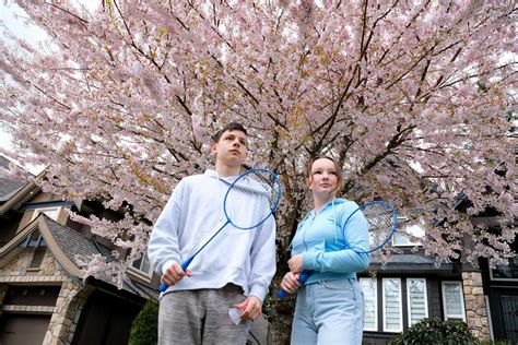 Kids Playing Badminton 的图像结果