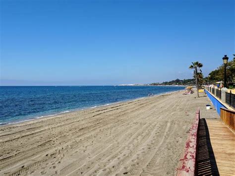 https://www.andalusien360.de/sites/default/files/styles/article/public/field/image/beach/playa-casablanca-marbella.jpg?itok=V41YC6i-