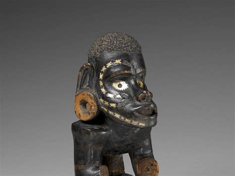 Le bois noirci incrusté de nacre est caractéristique de l'art des ...