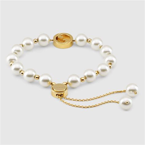 สร้อยข้อมือ Gucci Interlocking pearl bracelet inทองเหลืองโทนสีทองอ่อน ...