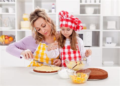 一起做蛋糕的母亲和小女孩 库存图片. 图片 包括有 一起做蛋糕的母亲和小女孩 - 29778719
