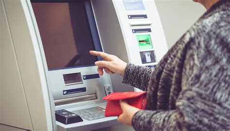 珠海部分ATM取钱需“人脸识别”，拒绝可携身份证、银行卡柜台办理业务|界面新闻