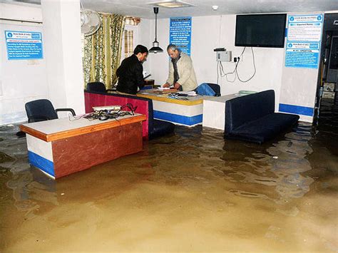 Vehicle pass through submerged bridge - Heavy rains devastate Kashmir ...