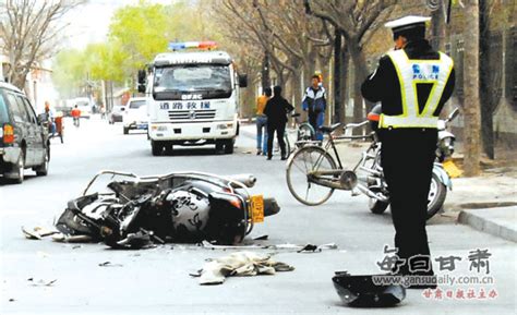 一职工车祸受伤 同事充当“警示牌”-交警-每日甘肃-兰州