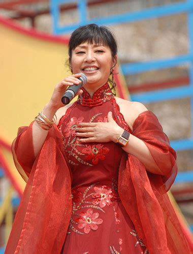 资料图片:华鼎奖评委团--女高音歌唱家殷秀梅_影音娱乐_新浪网