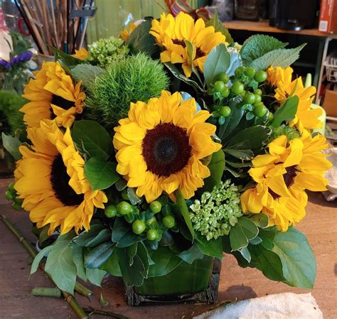 Sunflower Centerpiece | Sunflower centerpieces, Flower arrangement ...