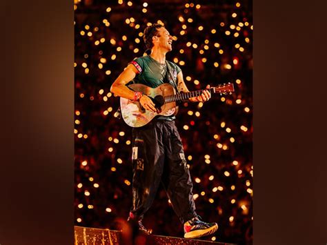 Chris Martin plans to keep Coldplay's kiss cam at concerts despite ...
