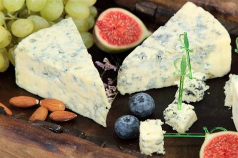 Сыр с плесенью - польза и вред для организма, калорийность, как делают